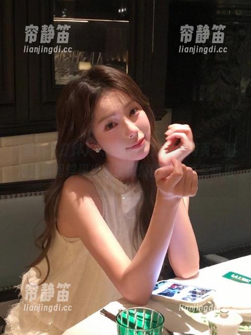 一刷黑料不打烊的网页，脑海里瞬间浮现出那张惊愕的脸，真有意思。
